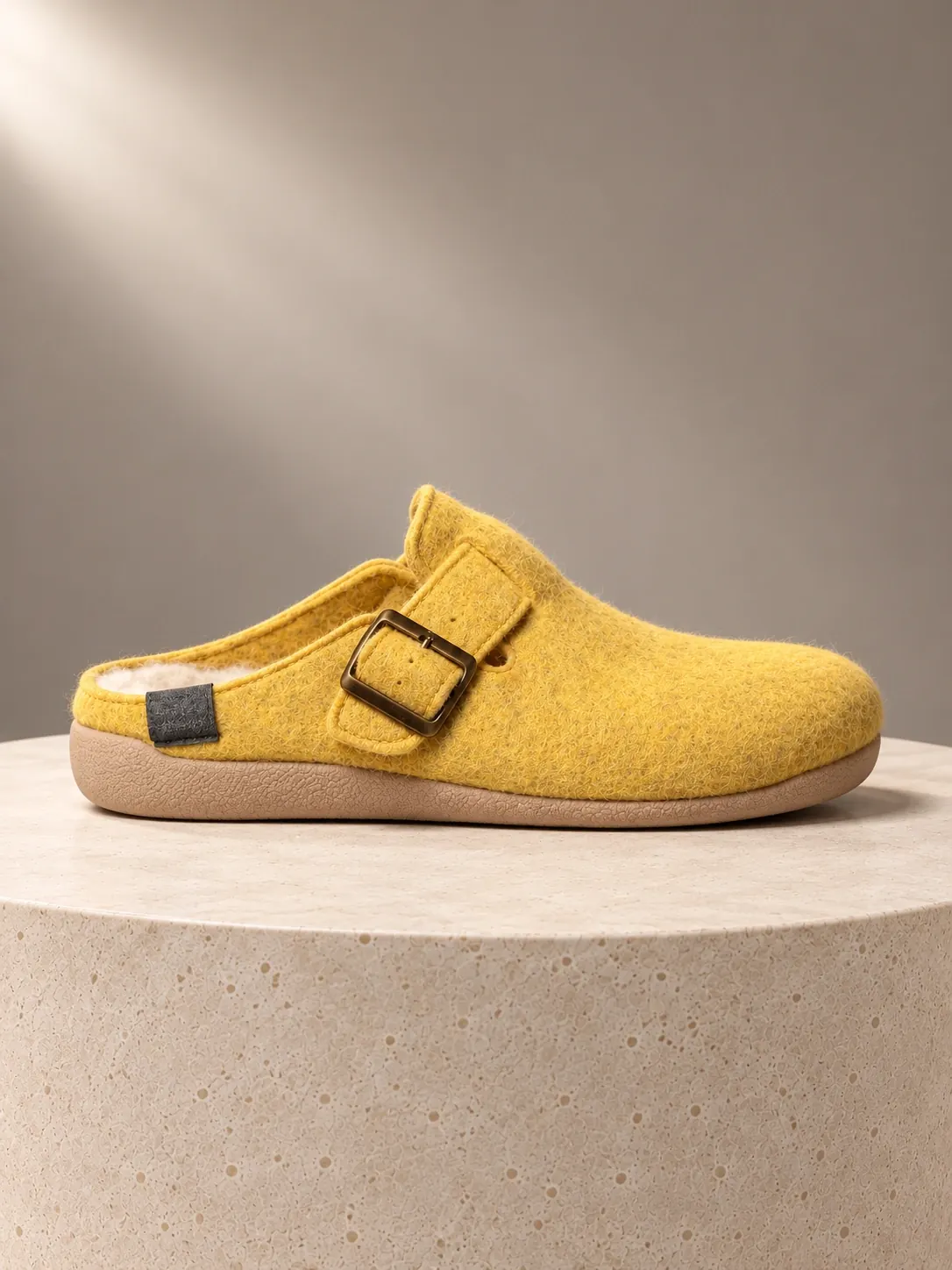 Zapatilla de Casa Descalza Mostaza Hebilla