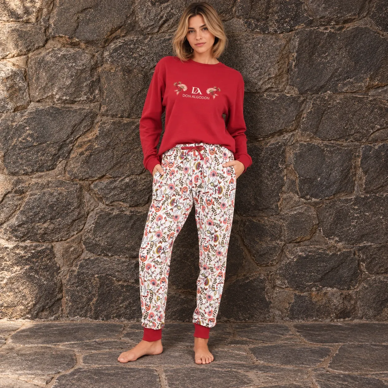 Pijama rojo con pantalón floral