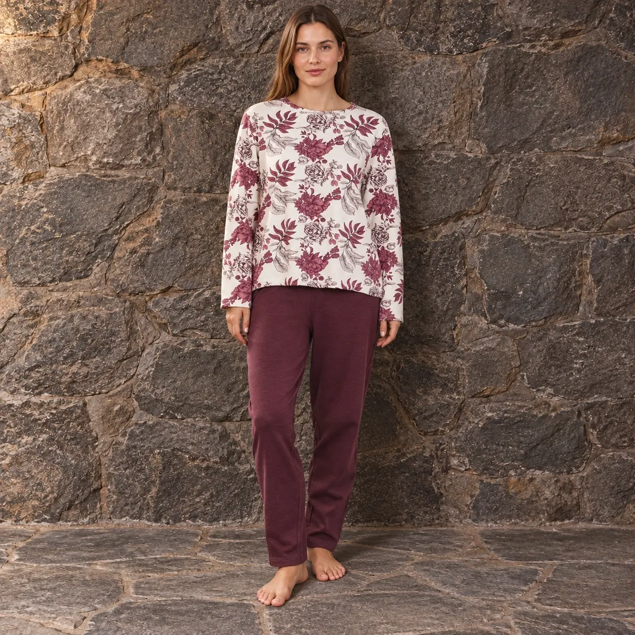 Pijama de mujer con estampado floral en burdeos