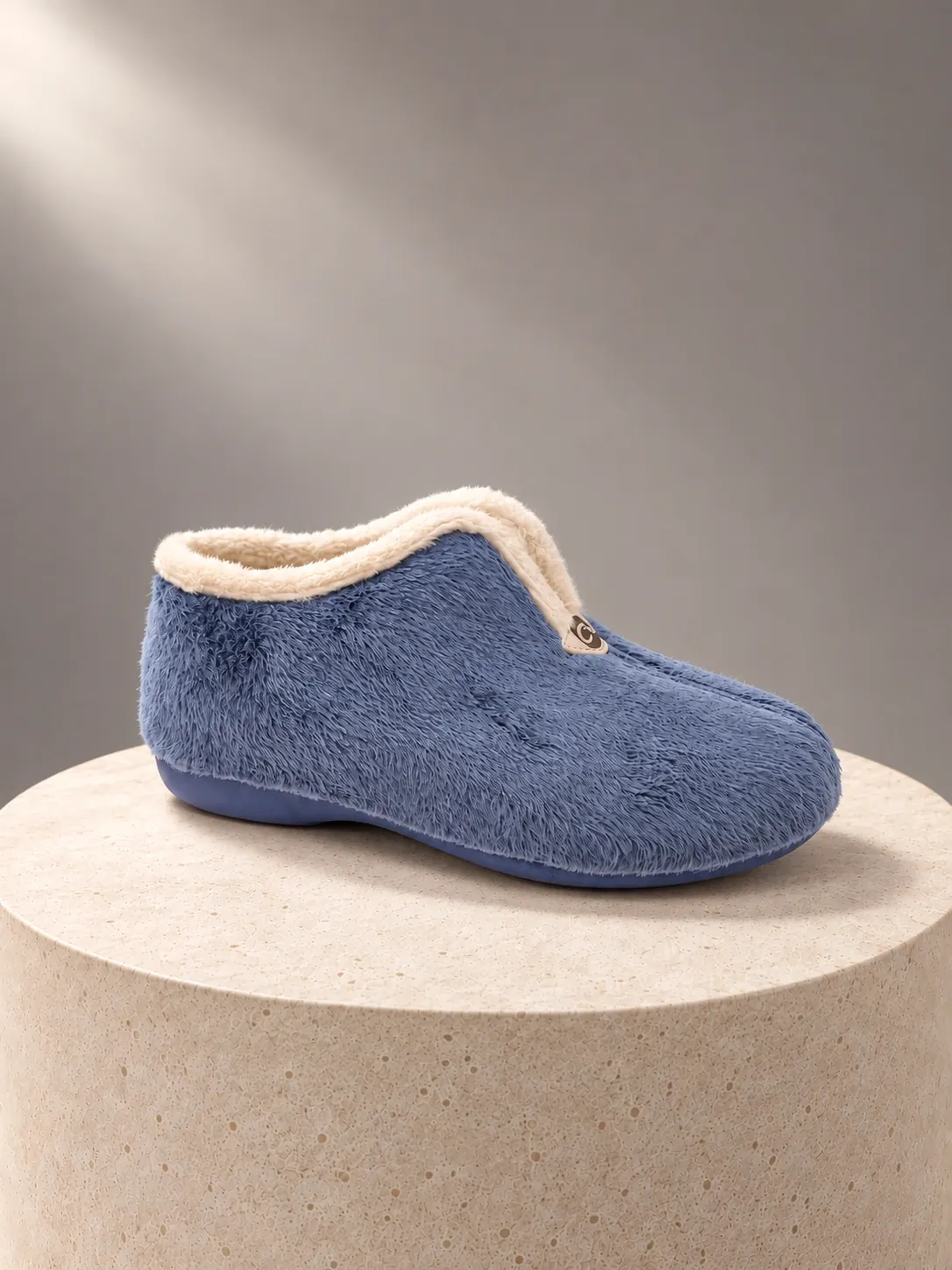 Zapatilla de casa abotinada en pelo azul