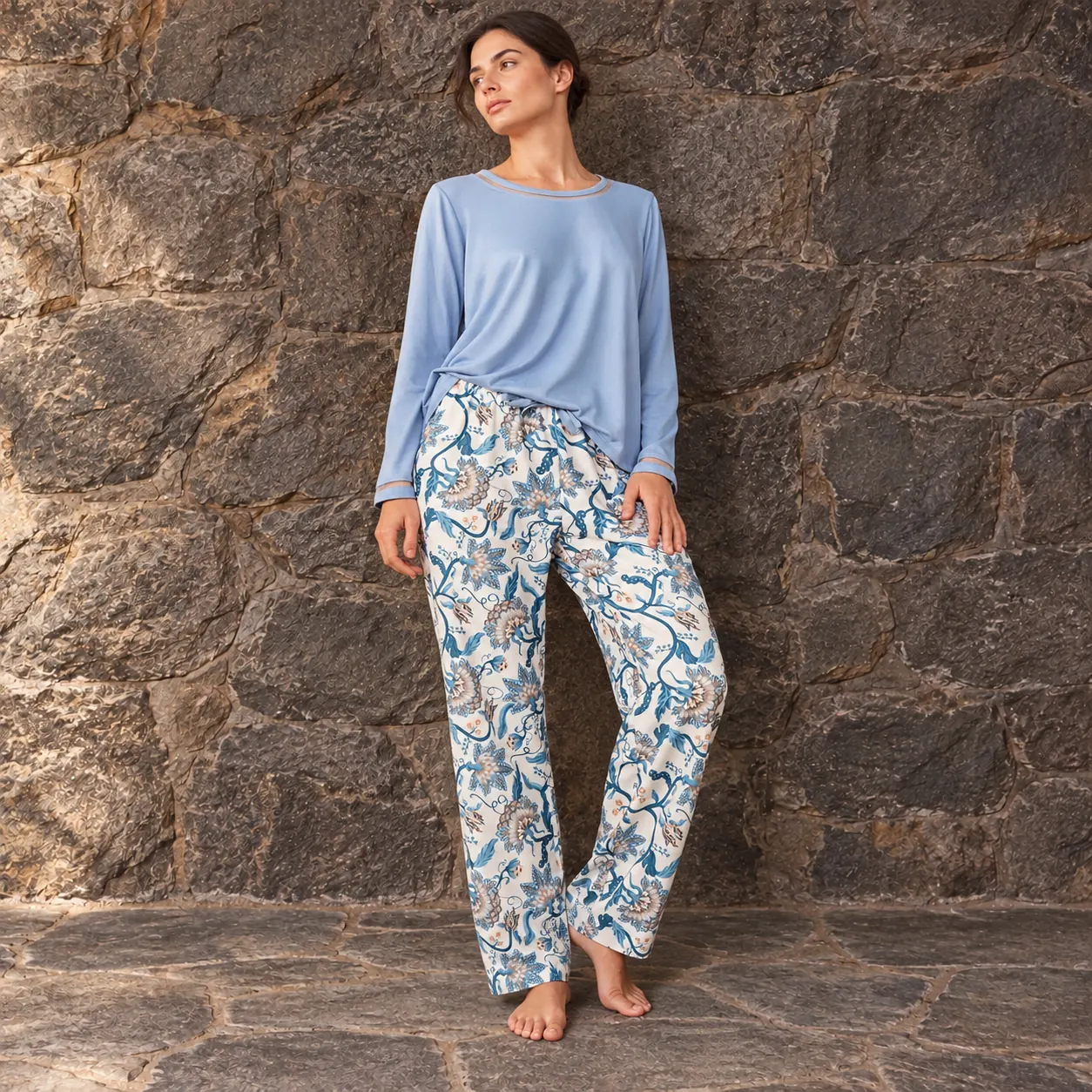 Pijama azul con pantalón floral